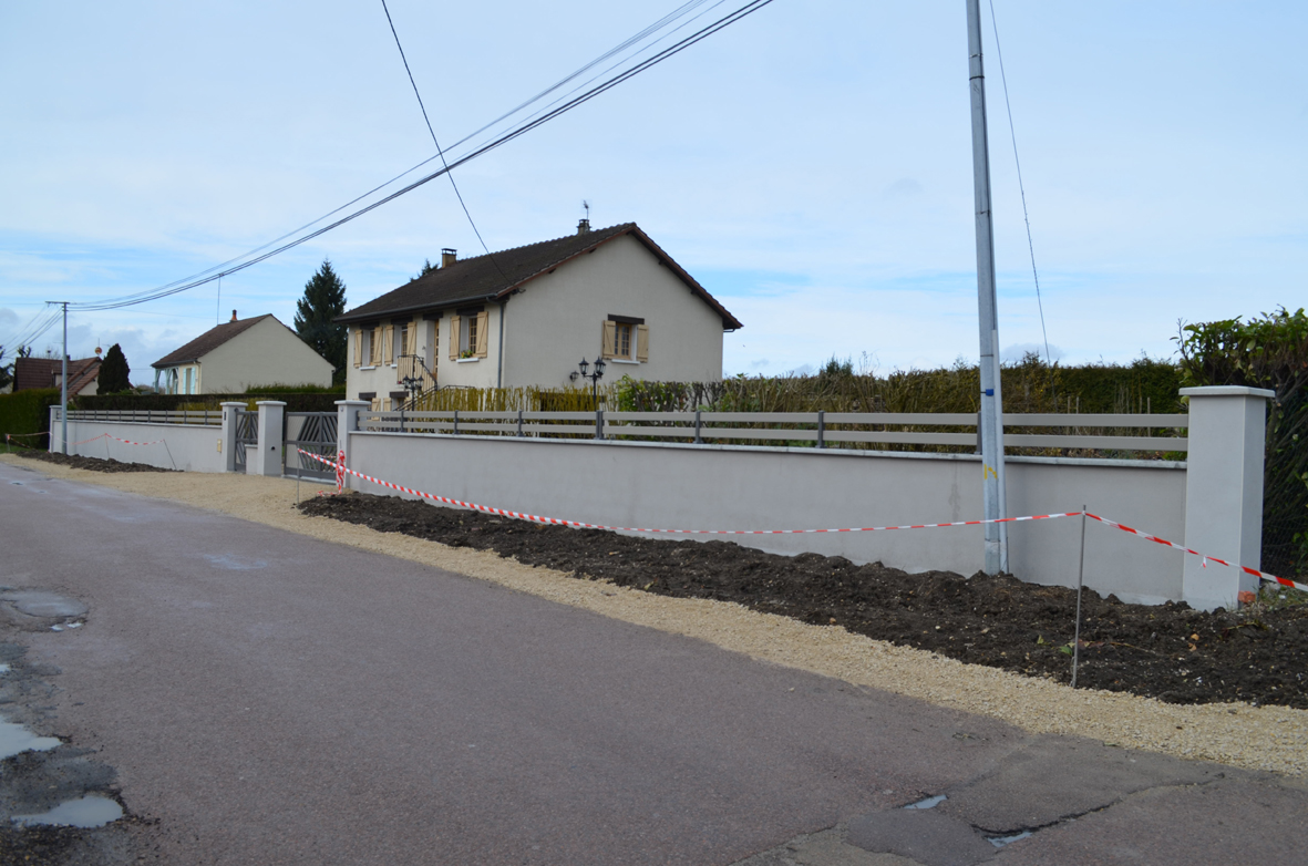 Clôture sur muret en lisses horizontales